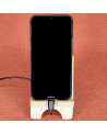 Station d'accueil en bois pour smartphone avec une grande clé de sol