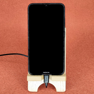 Station d'accueil pour smartphone avec une petite clé de sol en frêne