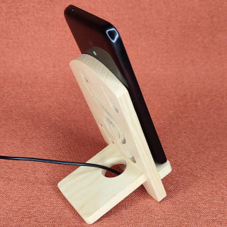 Station d'accueil pour smartphone avec une petite clé de sol en frêne