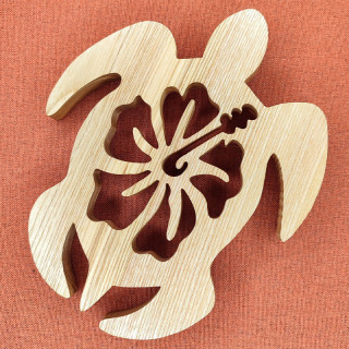 Dessous de plat en forme de tortue avec une fleur d’hibiscus