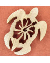 dessous de plat en bois d'une tortue avec une fleur d'hibiscus