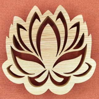 dessous de table d'une magnifique fleur de lotus en frêne