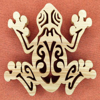 dessous de table d'une magnifique grenouille en frêne