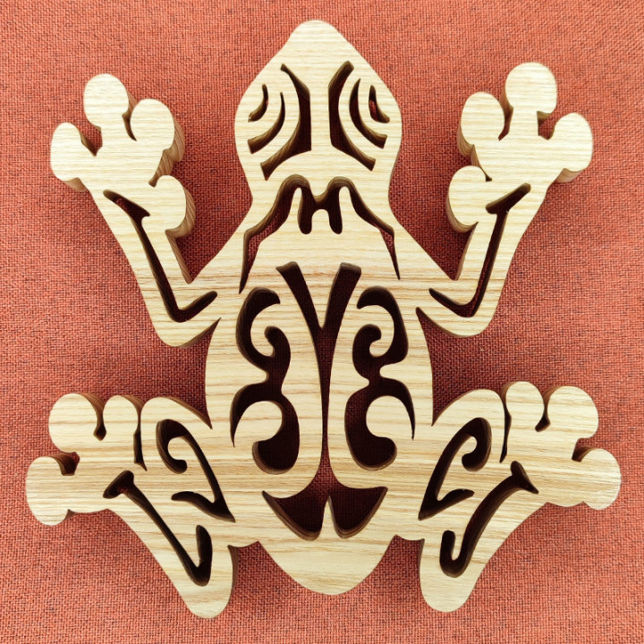 dessous de table d'une magnifique grenouille en frêne