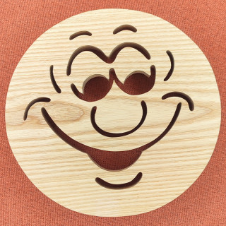 Dessous de plat avec un visage humoristique avec un sourire envoûtant