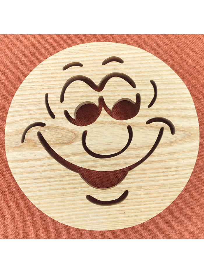 dessous de plat en bois avec un visage humoristique