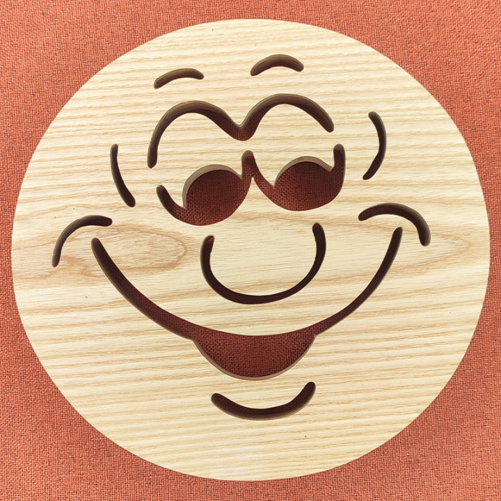 Dessous de plat avec un visage humoristique avec un sourire envoûtant