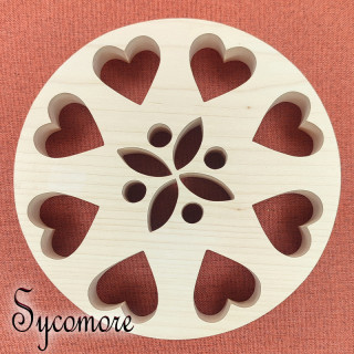 dessous de table orné de cœur et de forme géométrique en frêne