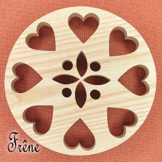 dessous de table orné de cœur et de forme géométrique en frêne