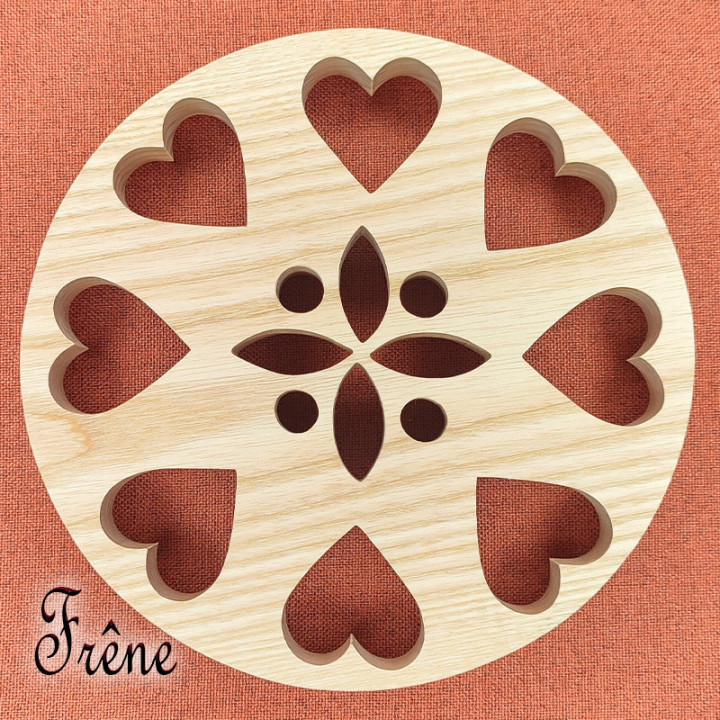 dessous de table orné de cœur et de forme géométrique en frêne