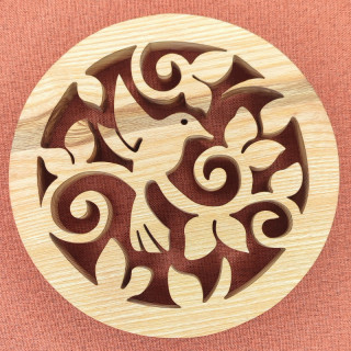 Dessous de table en frêne, vous y trouverez un magnifique oiseau