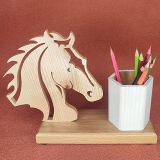 Voici un jolie porte crayons ou stylos avec un cheval en chêne
