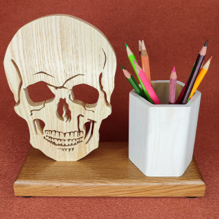Voici un jolie porte crayons ou stylos avec un crane en chêne
