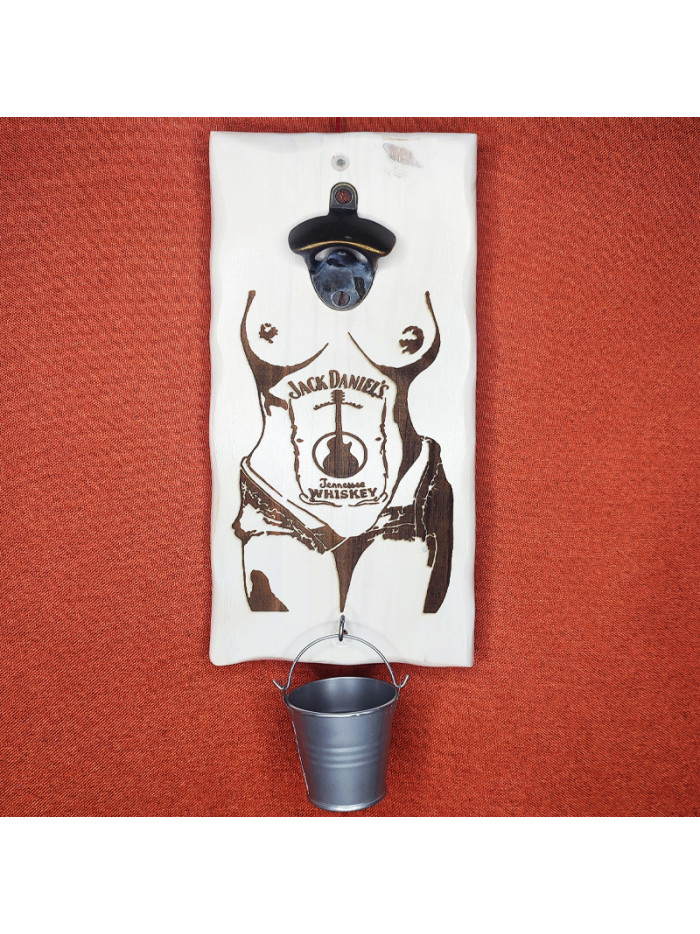 Décapsuleur en bois d'une femme sexy avec une marque de whisky