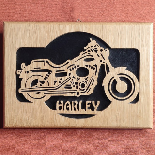 Voici un joli tableau d’une moto Harley Davidson en bois