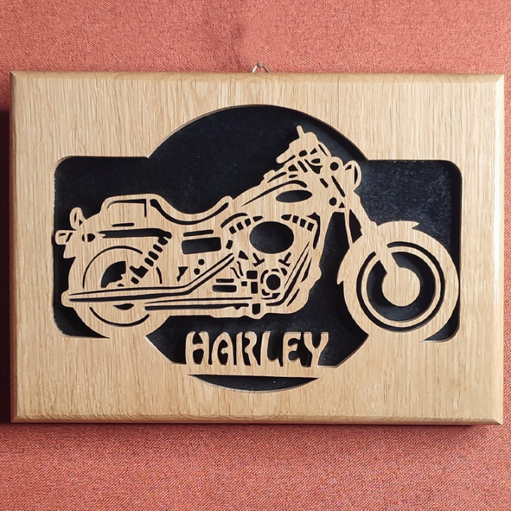 Voici un joli tableau d’une moto Harley Davidson en bois