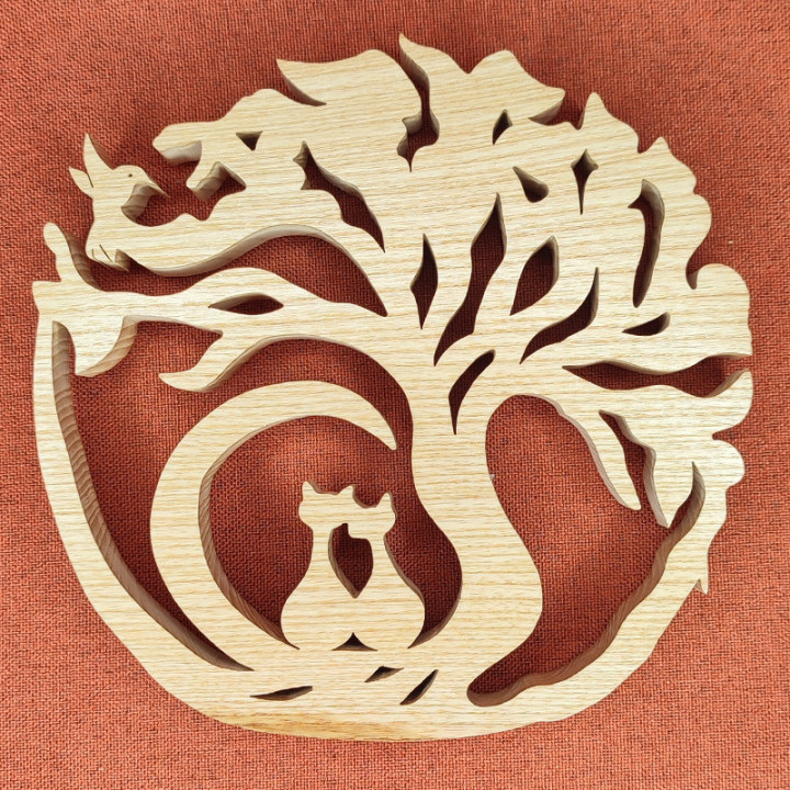 Dessous de plat en bois noble avec l’arbre de vie avec chats et oiseau