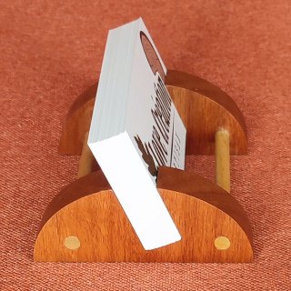 je vous propose un magnifique Support de carte de visite en méranti