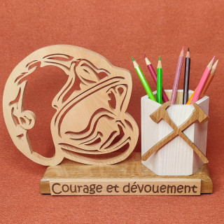 Voici un jolie porte crayons ou stylos avec un écusson de pompier