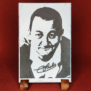 Gravure sur ardoise de la célébrité de Coluche avec la signature