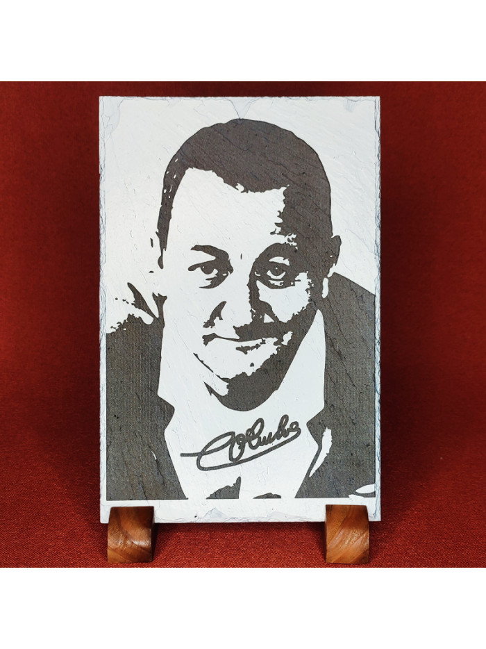 Gravure sur ardoise de la célébrité de Coluche avec la signature Gravure sur ardoise de la célébrité de Coluche avec la signature