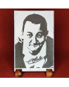 Gravure sur ardoise de la célébrité de Coluche avec la signature