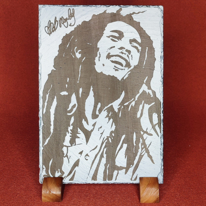 Gravure sur ardoise de la célébrité de Bob Marley avec la signature