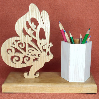 Voici un jolie porte crayons ou stylos avec un papillons en chêne
