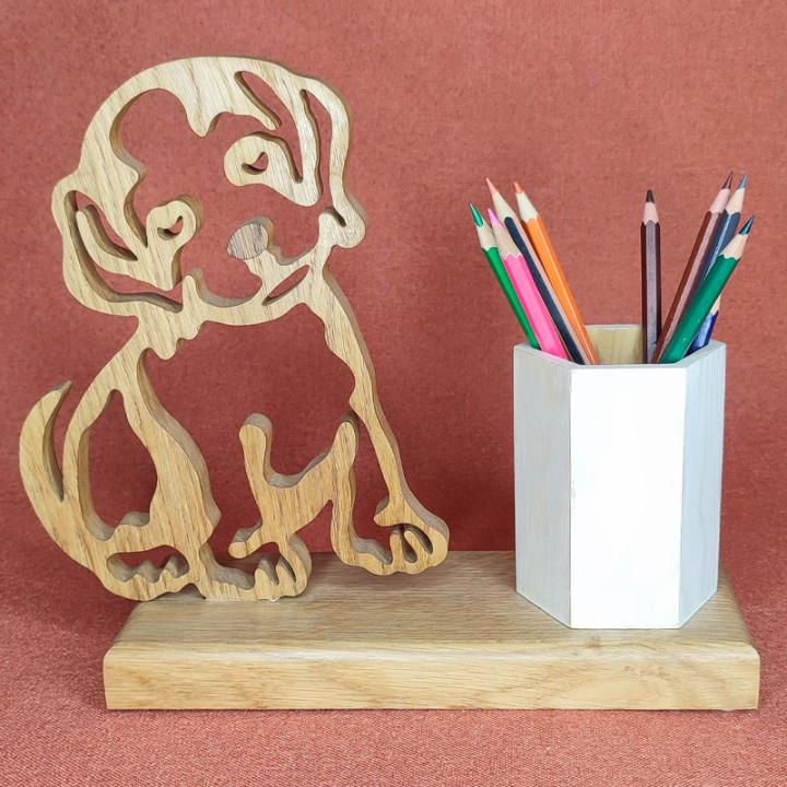 Voici un jolie porte crayons ou stylos avec un chiot en chêne