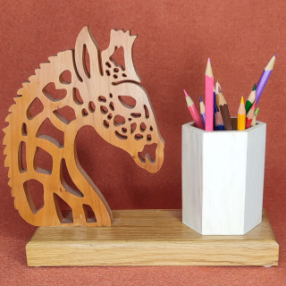 Voici un jolie porte crayons ou stylos avec une girafe en chêne