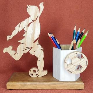 jolie pot à crayons, stylos avec un footballeur en chêne et frêne