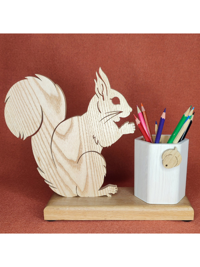 Pot à Crayons en bois d'un écureuil