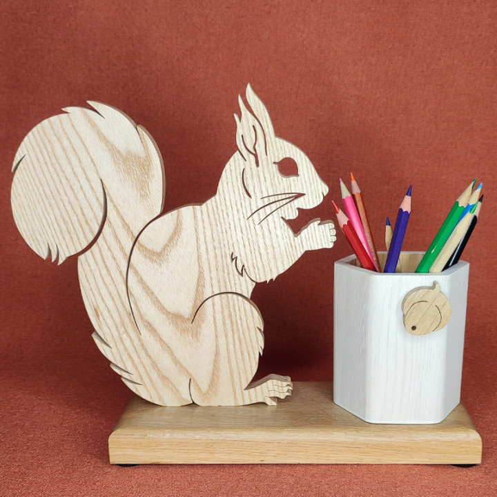 Voici un jolie porte crayons ou stylos avec un écureuil en chêne