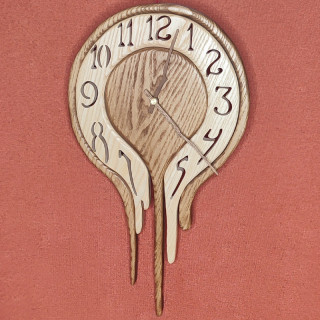 Voici une jolie horloge à l’effet dégoulinante en bois