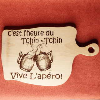 planche apéro en hêtre "c'est l'heure du tchin-tchin, vive l'apéro"