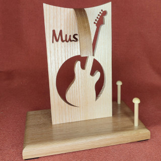 je vous propose un magnifique support de casque audio en bois massif