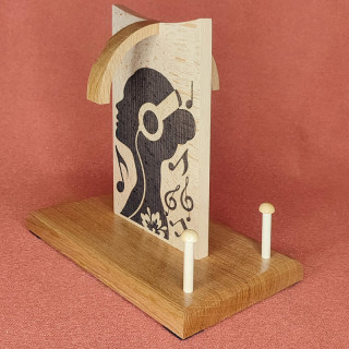 je vous propose un magnifique support de casque audio  "jeune fille"