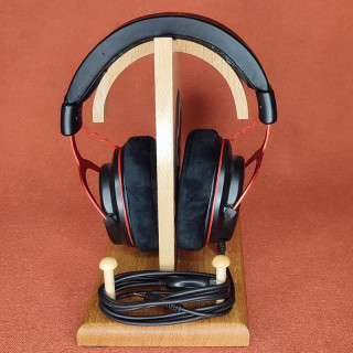 je vous propose un magnifique support de casque audio  "jeune fille"