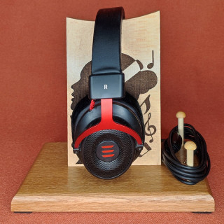 je vous propose un magnifique support de casque audio  "jeune fille"