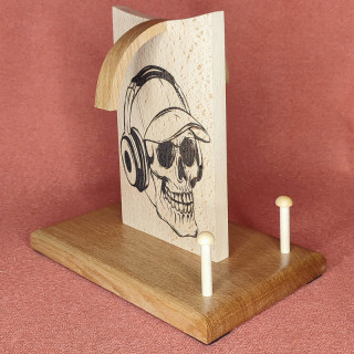 je vous propose un support de casque audio "tête de mort" en hêtre