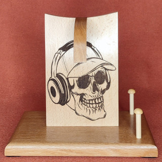 je vous propose un support de casque audio "tête de mort" en hêtre