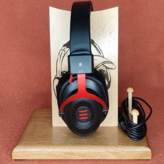 je vous propose un support de casque audio "tête de mort" en hêtre