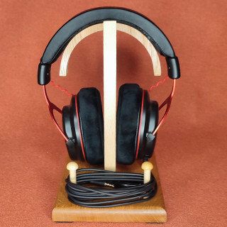je vous propose un support de casque audio "tête de mort" en hêtre