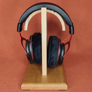 je vous propose un support de casque audio "tête de mort" en hêtre