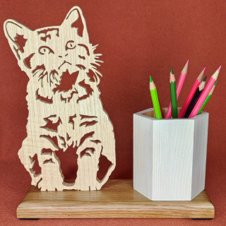 Voici un jolie porte crayons ou stylos avec un chaton en chêne