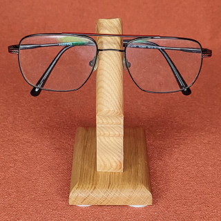 voici un magnifique porte lunette "Moai" pour femme en chêne et frêne