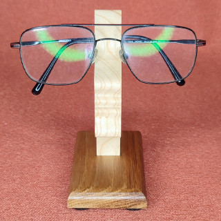 voici un magnifique porte lunette silhouette femme en chêne et frêne