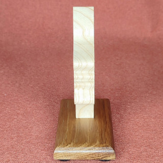 voici un magnifique porte lunette silhouette femme en chêne et frêne