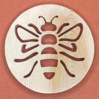 Dessous de table en frêne avec une superbe abeille au centre.