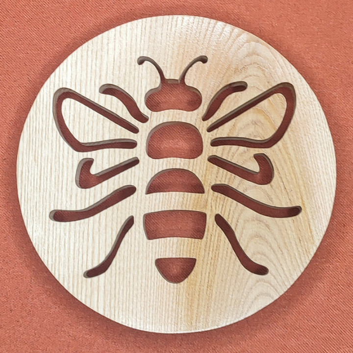 Dessous de table en frêne avec une superbe abeille au centre.